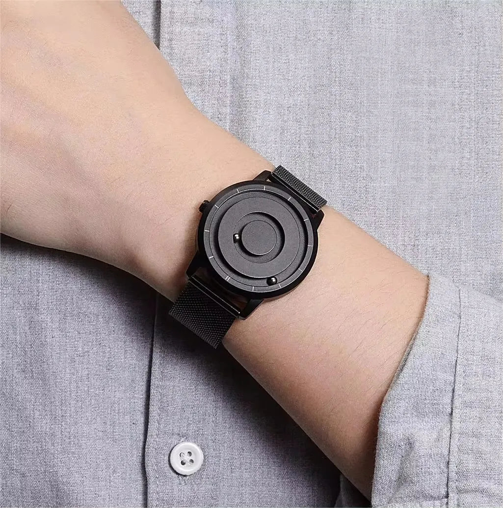 Futuristische Picasso-Watch mit schwebenden Magnetkugeln am Handgelenk, ideal als Mode Accessoire für moderne Herren und Damen.