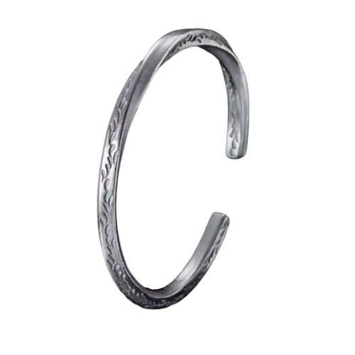 Armband aus 999er Sterlingsilber mit detaillierten Gravuren, robust und stilvoll, ideal für Herren, verkörpert den Geist alter Krieger.